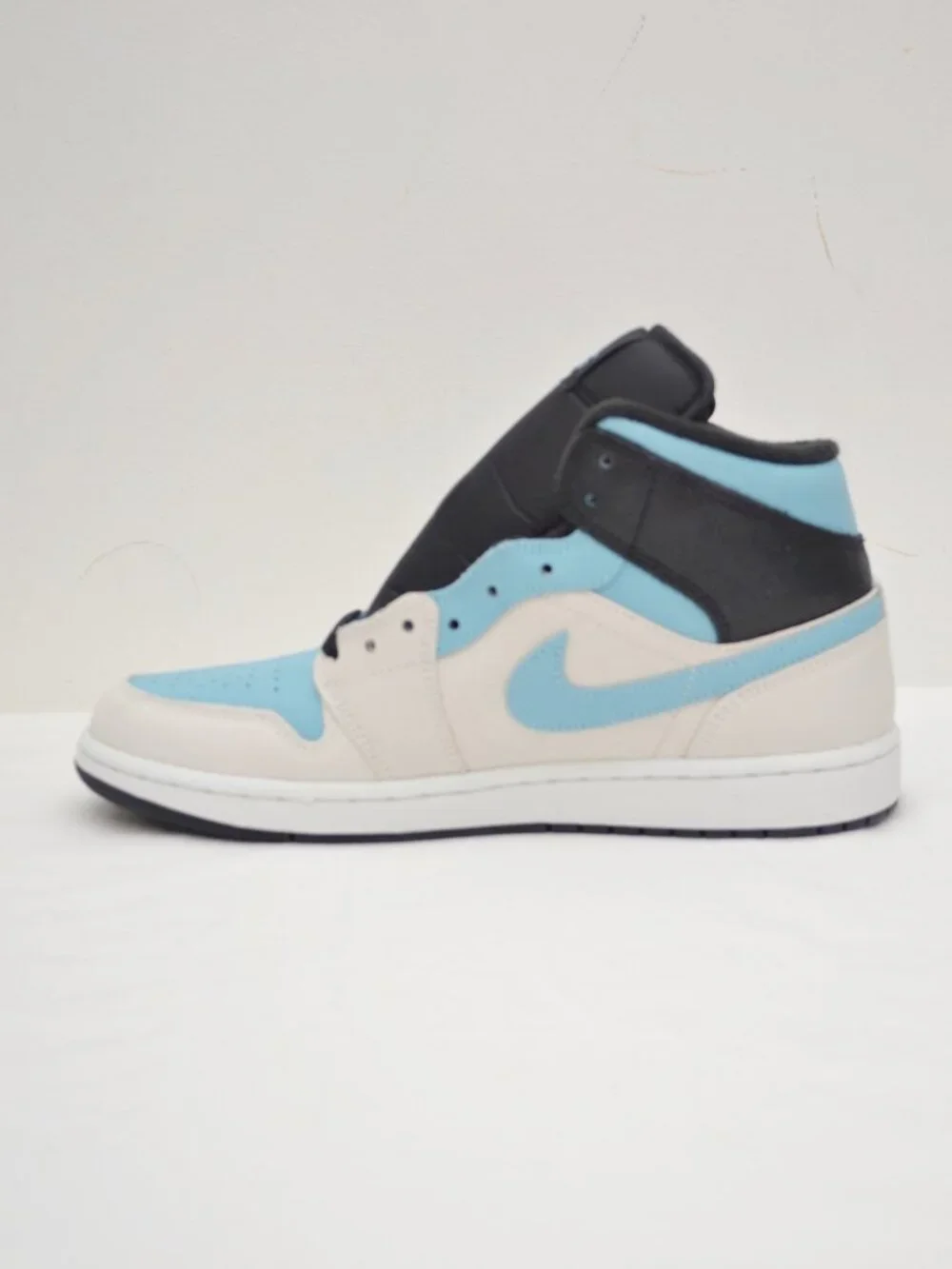 Jordan Air Jordan 1 Mid Se Blue Chill Summit White BNIB (NO LID)